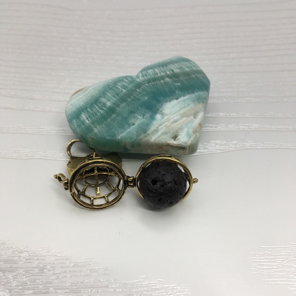 🦉Owl Aromatherapy Brass tone Locket.  Lava stone included. - Picture 2 of 2